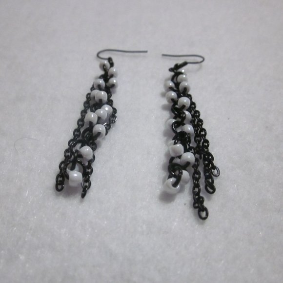 Black and White Chain Link Seed Bead Earrings. - Picture 4 of 4